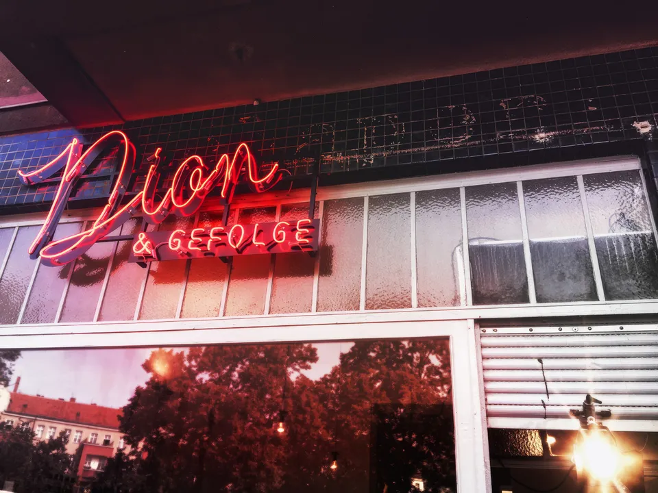 Dion & Gefolge — Corporate Design, still 2 of 4